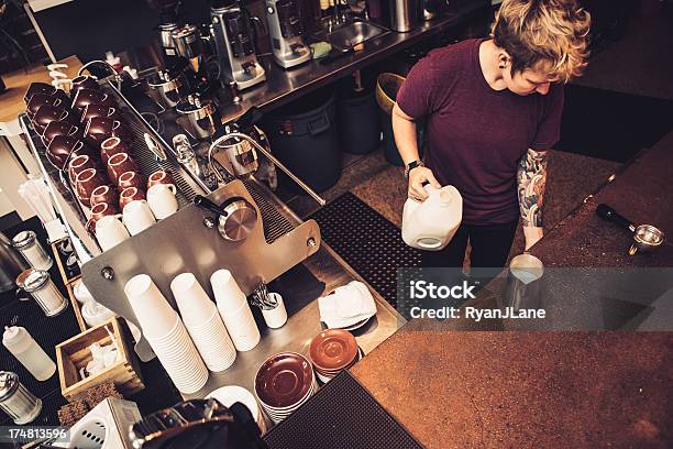 Barista Coffee Vorbereitung Stockfoto und mehr Bilder von Arbeitsstätten - Arbeitsstätten, Ausrüstung und Geräte, Barista