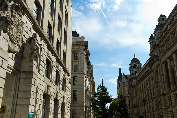 contrail vuoto di londra. - centilitres foto e immagini stock