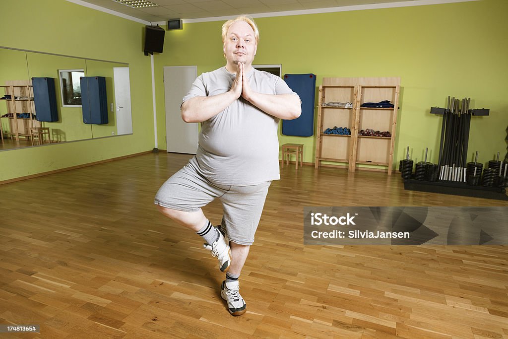 Aktiv-Übergewichtige Mann macht yoga Baum postion - Lizenzfrei Eine Person Stock-Foto