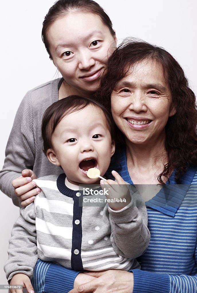 Famille souriant de longue durée - Photo de 12-17 mois libre de droits