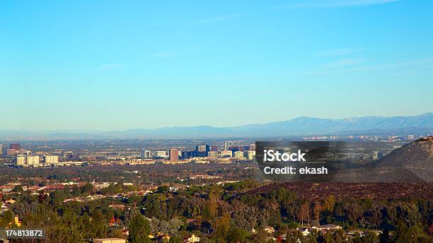 Foto de Irvine Paisagem Urbana e mais fotos de stock de Arranha-céu - Arranha-céu, Azul, Centro da cidade