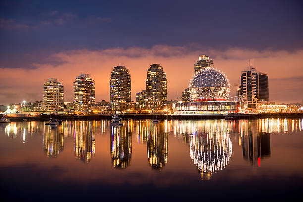 vue sur la ville de vancouver - science world photos et images de collection