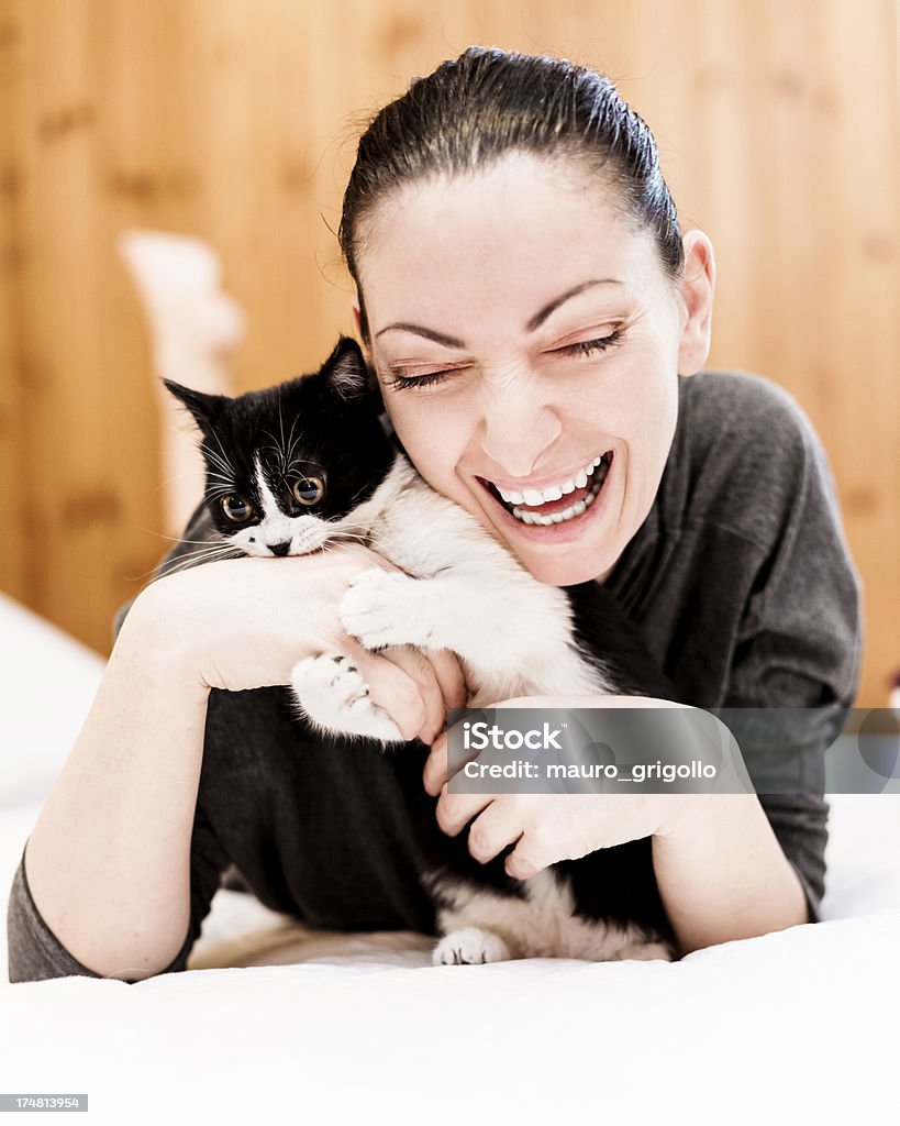 Donna gioca con il suo gatto - Foto stock royalty-free di 20-24 anni