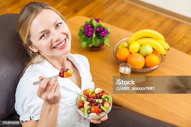 아름다운 젊은 여자 단열성이 티스푼 가득 얇게 썬 과일 웃는 30-39세에 대한 스톡 사진 및 기타 이미지 - 30-39세, 건강한 생활방식, 건강한 식생활