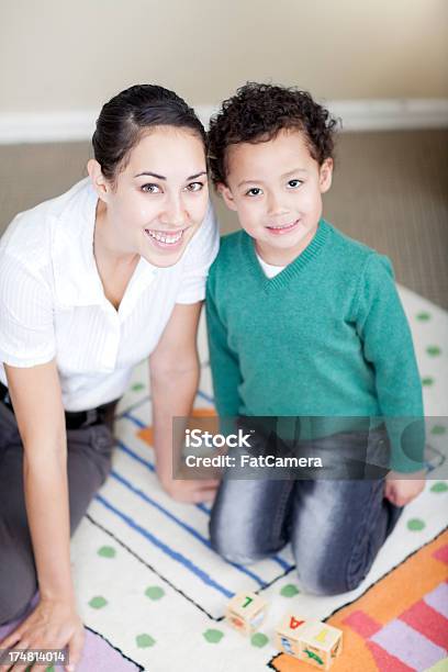 Profesor Y Little Boy De Cuidados Diurnos Para Foto de stock y más banco de imágenes de Adulto - Adulto, Alegre, Aprender