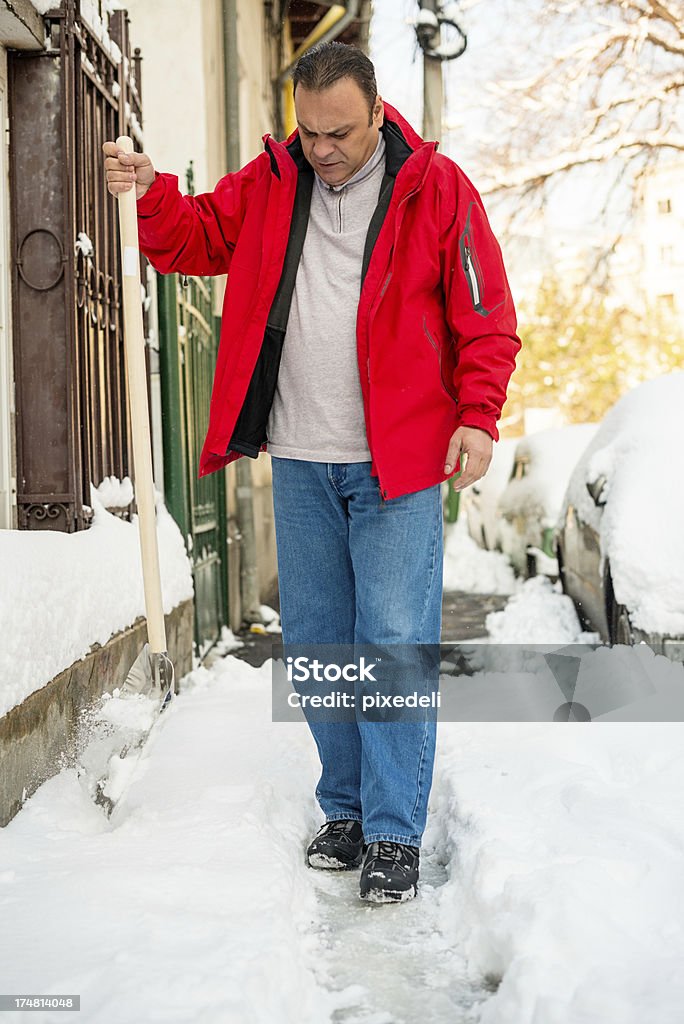 Uomo rimozione neve - Foto stock royalty-free di 40-44 anni