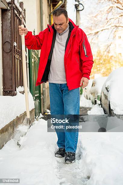 Uomo Rimozione Neve - Fotografie stock e altre immagini di 40-44 anni - 40-44 anni, Abbigliamento casual, Adulto