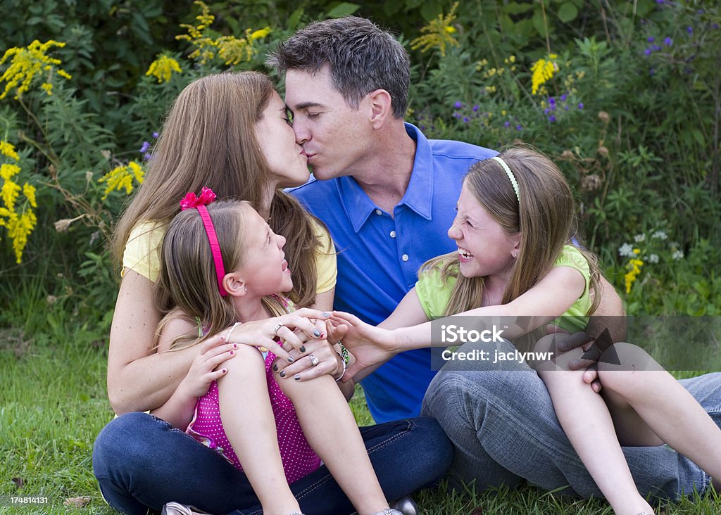 Parents baiser et les enfants rient - Photo de 4-5 ans libre de droits