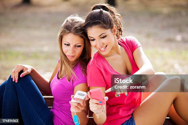 Foto de Dois Jovem Mulher Com Telefone Celular e mais fotos de stock de 16-17 Anos - 16-17 Anos, 18-19 Anos, 20 Anos