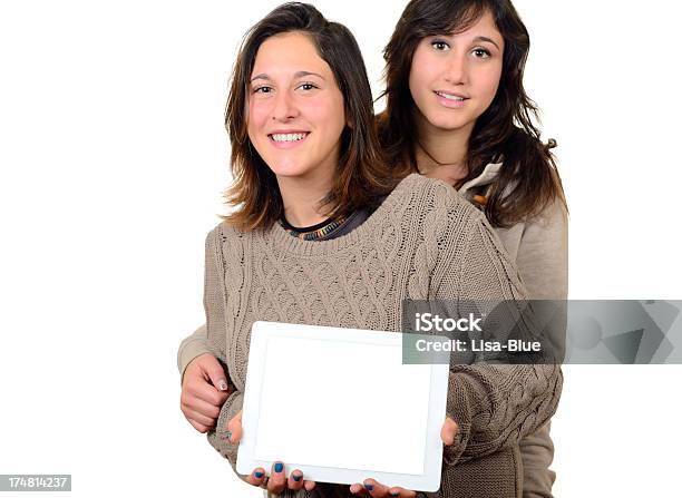 Due Giovani Donne Mostrando Digitale Tablet - Fotografie stock e altre immagini di Abbigliamento casual - Abbigliamento casual, Adolescente, Adolescenza