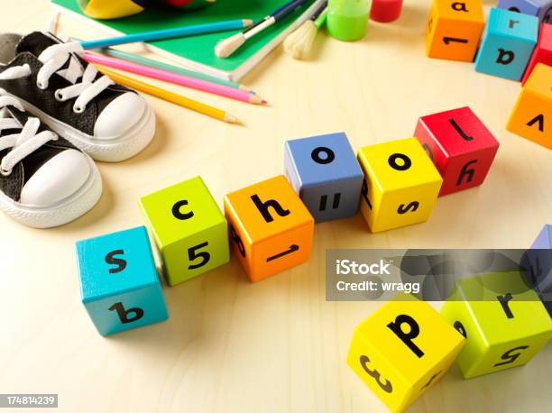 学校スペリングのビルディングブロック - おもちゃのストックフォトや画像を多数ご用意 - おもちゃ, アルファベット順, オレンジ色