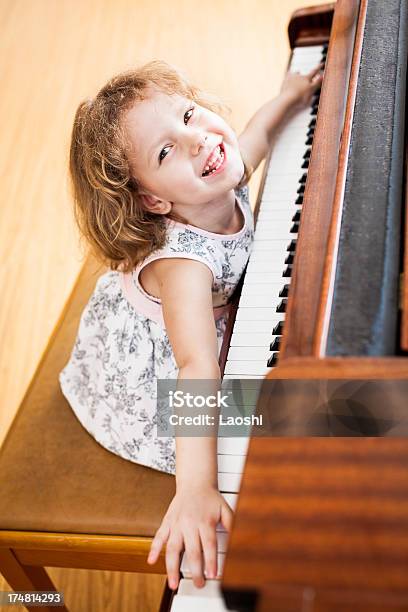 Little Pianista - Fotografie stock e altre immagini di 4-5 anni - 4-5 anni, Accordo, Allegro