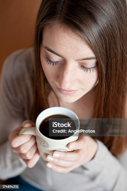 Młoda Kobieta Z Filiżanką Kawy - zdjęcia stockowe i więcej obrazów Kawa - napój - Kawa - napój, Kobiety, Sweter