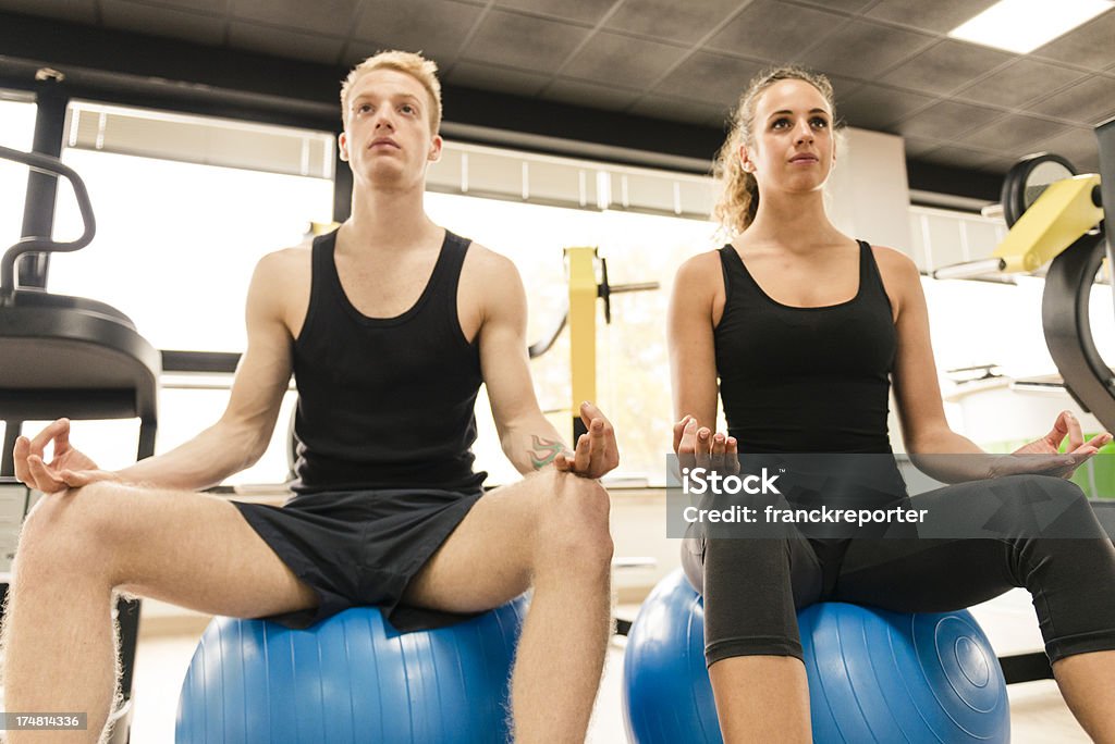 Amigos haciendo yoga en el gimnasio - Foto de stock de 20 a 29 años libre de derechos