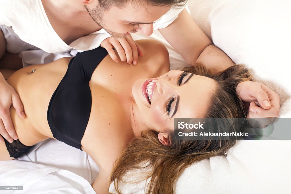 Lächelnd Paar in einem Schlafzimmer - Lizenzfrei Behaglich Stock-Foto