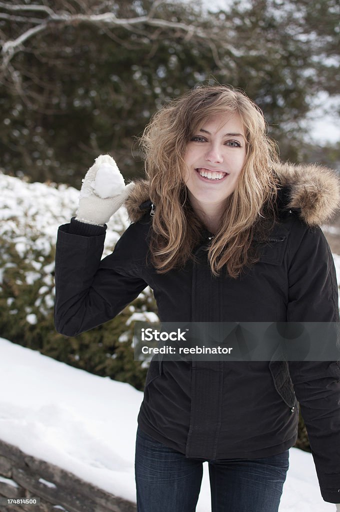Guerra de bola de neve! Jovem Adulto no inverno - Foto de stock de 20 Anos royalty-free