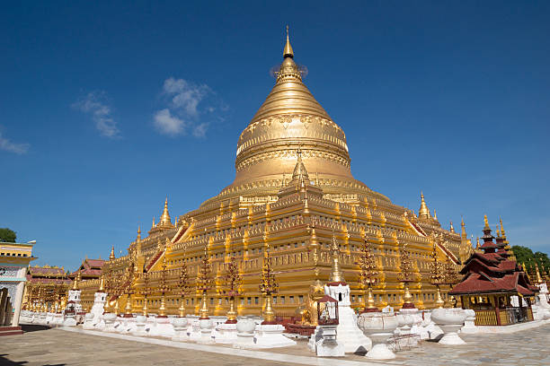 the shwezigon pagoda in паган, мьянма. - shwezigon paya стоковые фото и изображения