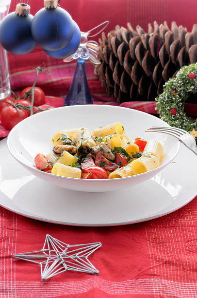 メッゼマニシェのペコリーノチーズ、コショウ、ムール貝、チェリートマト - christmas lunch mediterranean cuisine color image ストックフォトと画像