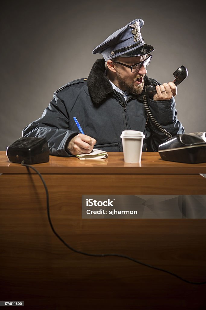 Policeman Yelling en el teléfono - Foto de stock de Adulto libre de derechos