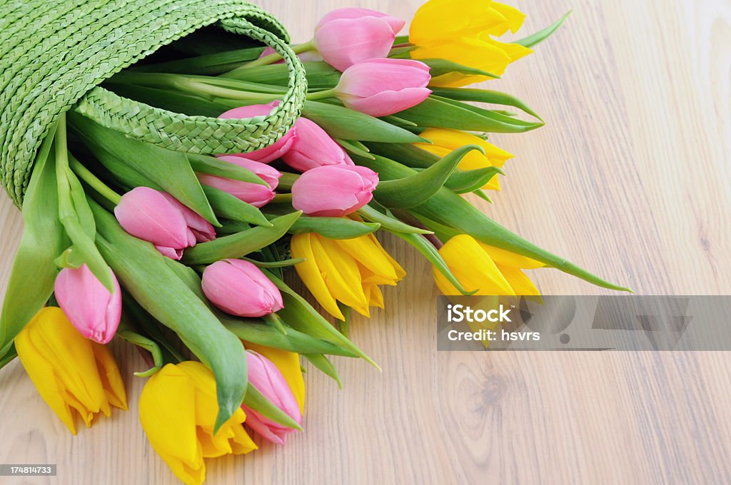 Зеленой корзины с т�юльпаны - Стоковые фото Без людей роялти-фри