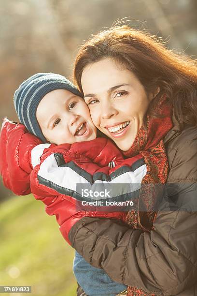 Mutter Und Sohn Stockfoto und mehr Bilder von Alleinerzieherin - Alleinerzieherin, Ein Elternteil, Einfaches Leben