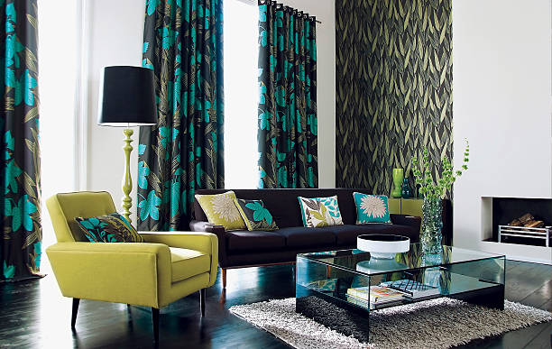interior sofa bergaya di ruang tamu modern - pola curtain potret stok, foto, & gambar bebas royalti