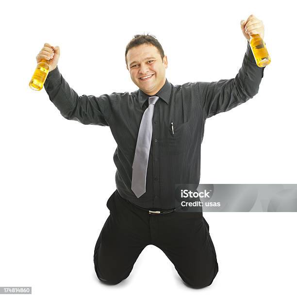 행복한 남자 무릎자세 및 쥠 맥주병 갈색 머리에 대한 스톡 사진 및 기타 이미지 - 갈색 머리, 검은색, 검정 머리