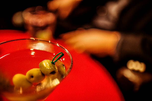 "happy hour" - martini martini glass dirty martini olive fotografías e imágenes de stock