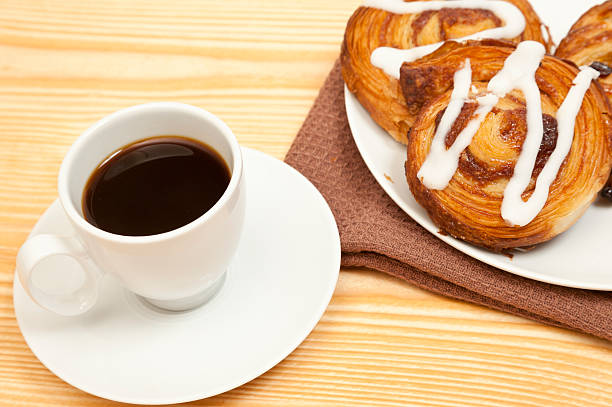 kawa i ciastka duńskie (danisze) - coffee break coffee black danish pastry zdjęcia i obrazy z banku zdjęć