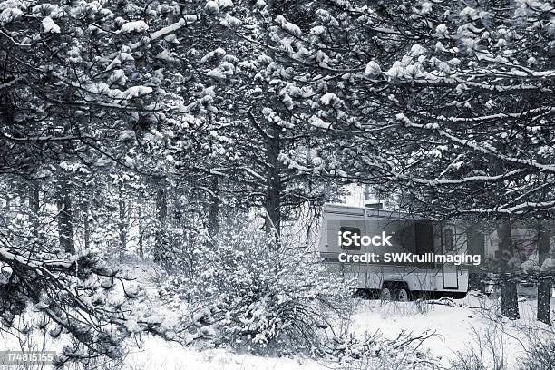 Campamento En Invierno Bosque Nacional De Pikes Foto de stock y más banco de imágenes de Autocaravana - Autocaravana, Invierno, Nieve