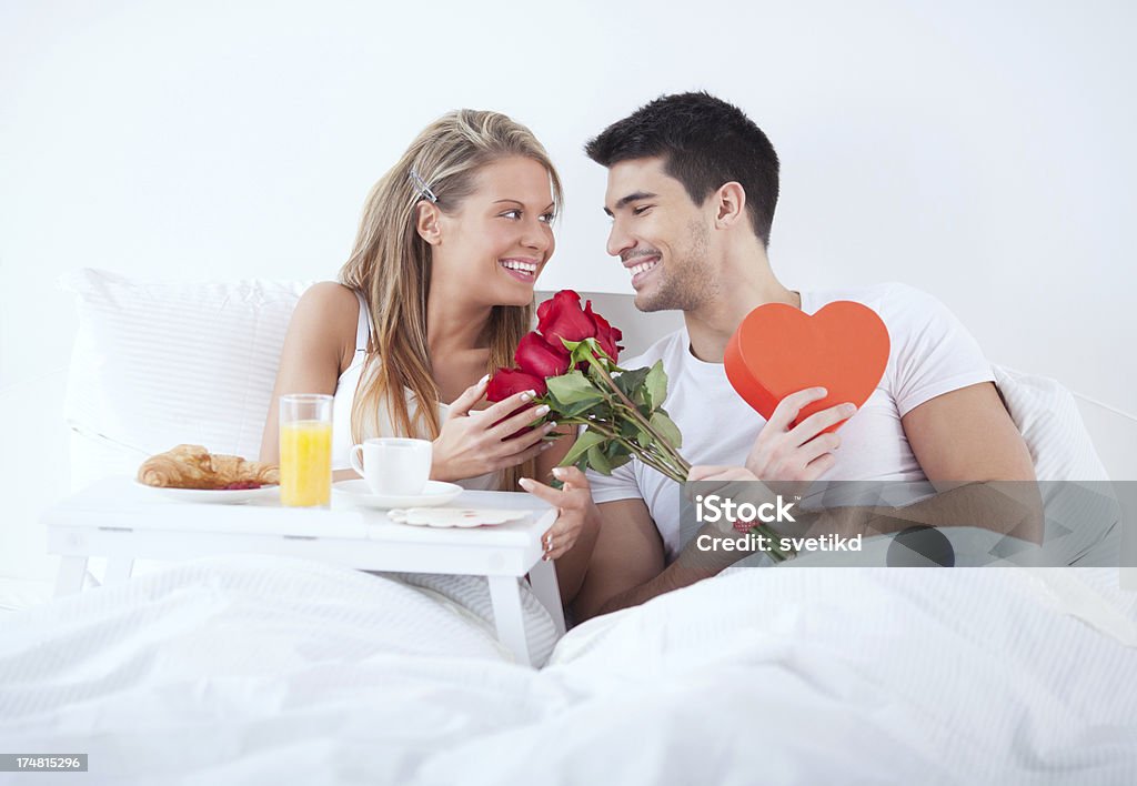 Casal na cama. - Foto de stock de 20-24 Anos royalty-free