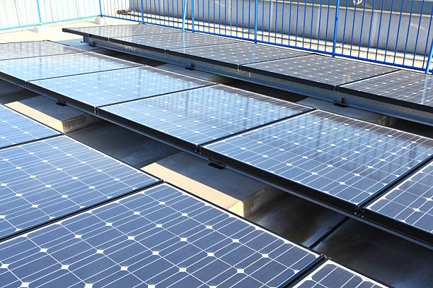 pannello solare su un tetto alto - fuel cell solar panel solar power station control panel foto e immagini stock