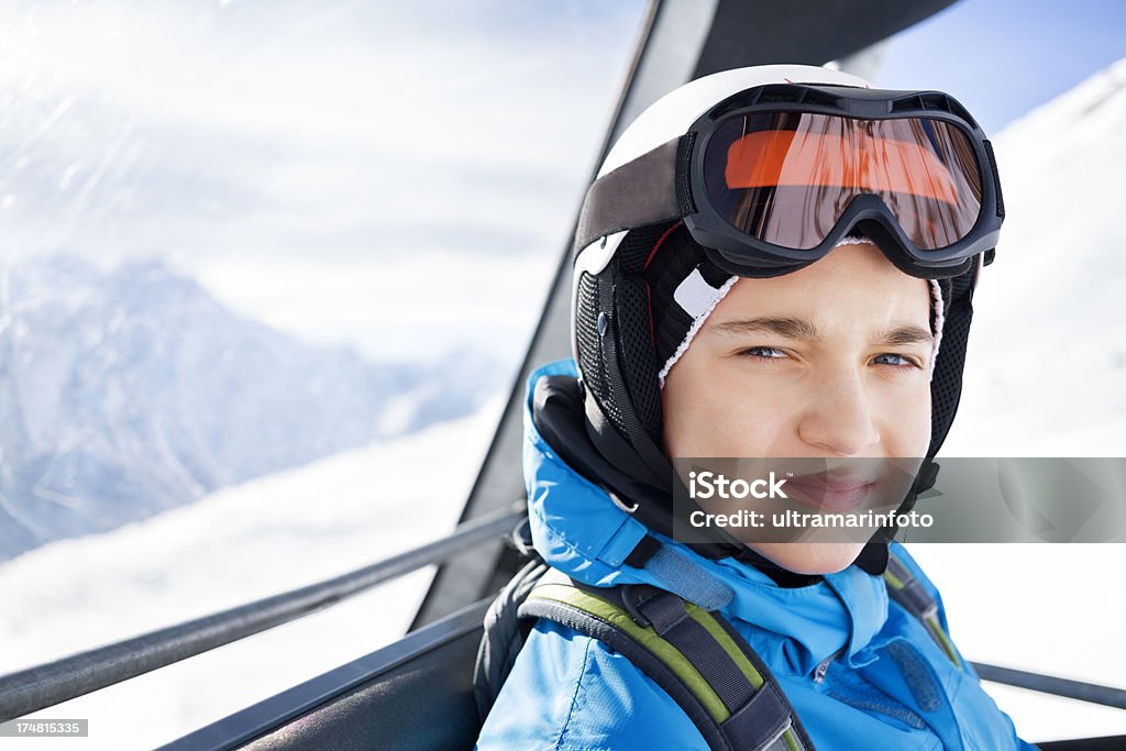 Giovane ragazzo in una cabina di sci - Foto stock royalty-free di Abbigliamento da sci