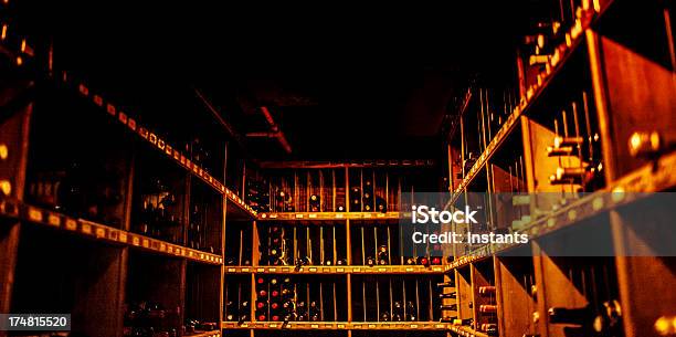 Piwnica Z Winem - zdjęcia stockowe i więcej obrazów Piwnica z winami - Piwnica z winami, Złoty - Kolory, Bez ludzi