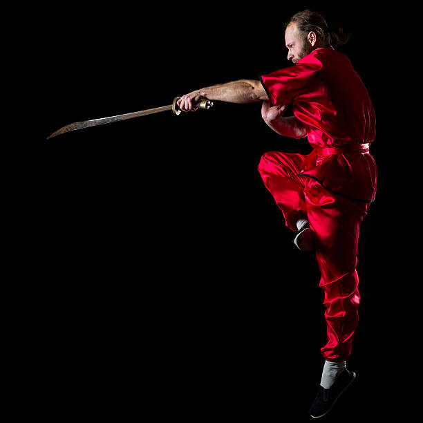 shaolin kung fu pozycji walki z dao miecz w midair - dao sword skill action one person zdjęcia i obrazy z banku zdjęć