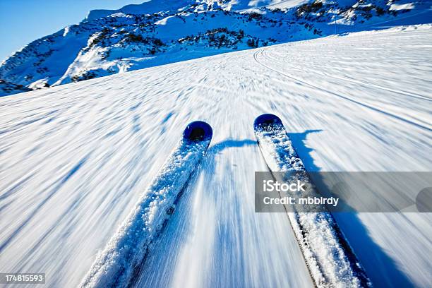 Alpine Esquí De Descenso En Día Soleado Foto de stock y más banco de imágenes de Actividades recreativas - Actividades recreativas, Aire libre, Blanco - Color