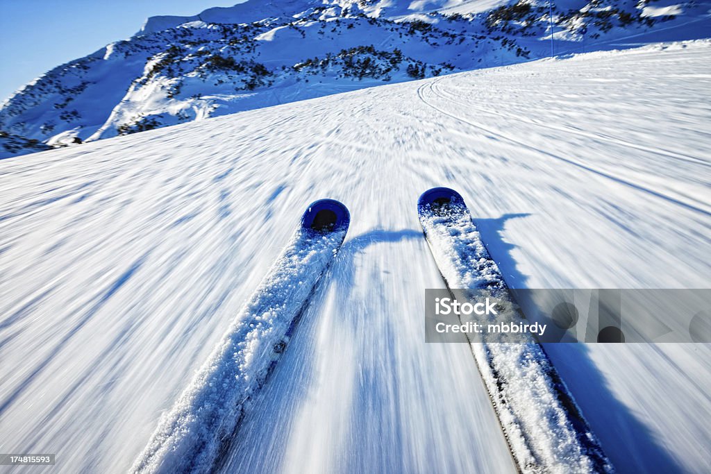 Горнолыжный спуск на лыжах в солнечный день - Стоковые фото Белый роялти-фри