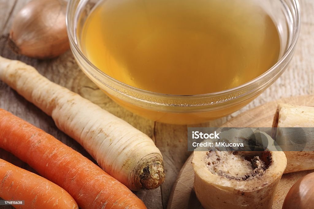 Bouillon de bœuf et de légumes - Photo de Os à moelle libre de droits