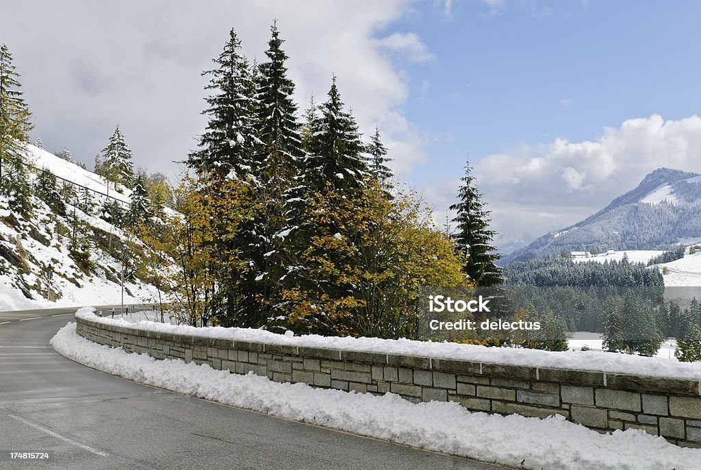 Mountain road im winter - Lizenzfrei Alpen Stock-Foto