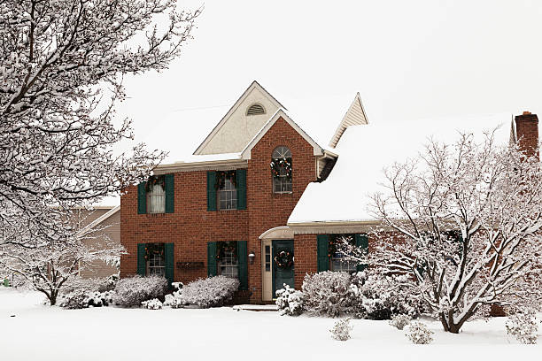 istock Suburban Home on a Snowing Winter Day 174815761