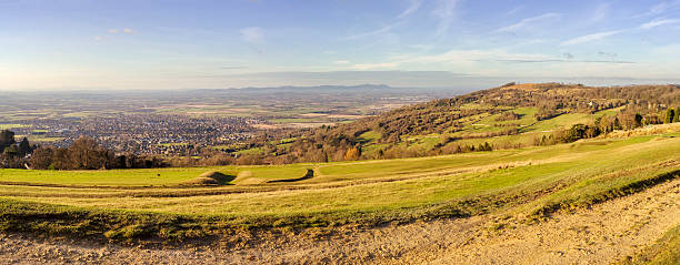 cleeve hill - hill cotswold grass moor photos et images de collection