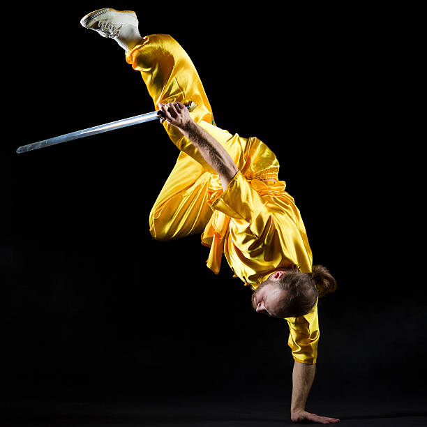 shaolin kung fu wojownik do góry nogami z jian miecz - wushu concentration conflict skill zdjęcia i obrazy z banku zdjęć