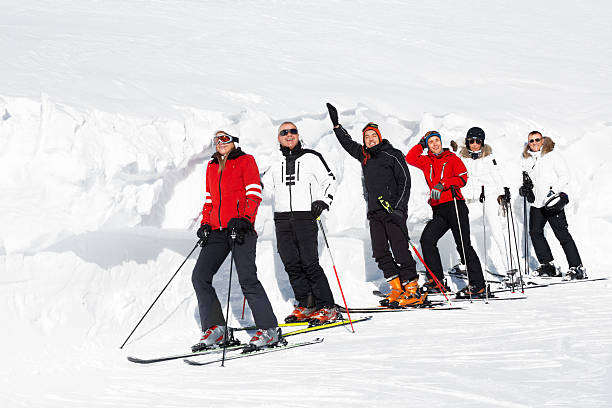 grupa szczęśliwy narciarski - winter friendship france italy zdjęcia i obrazy z banku zdjęć