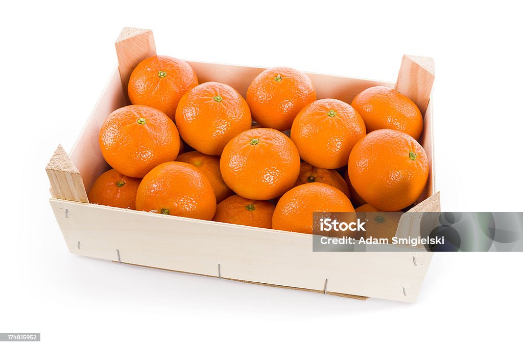 tangerine frutas en una caja (clipping path (Borde de corte)) - Foto de stock de Caja libre de derechos