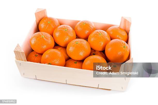 Tangerine Frutas En Una Caja Foto de stock y más banco de imágenes de Caja