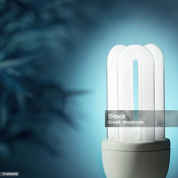 Lampadine Fluorescenti Compatte Con Sfondo Turchese - Fotografie stock e altre immagini di Ambiente