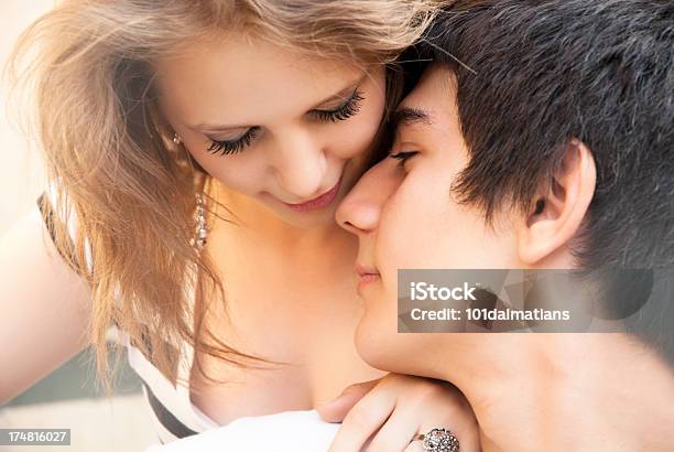 I Love You - Fotografie stock e altre immagini di 18-19 anni - 18-19 anni, Abbracciare una persona, Accanto