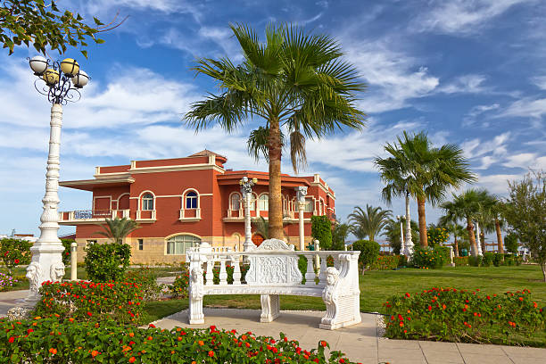 marmur bench i arabskie rsidential dom w tropikalnym park - villa house marble tropical climate zdjęcia i obrazy z banku zdjęć