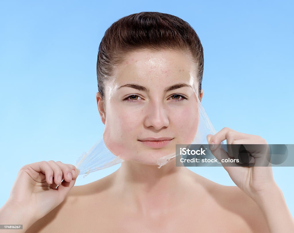 Enlever masque pour le visage - Photo de 20-24 ans libre de droits