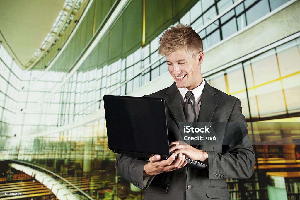 Empresário, trabalhando em um laptop em um Edifício de Escritórios - Royalty-free 20-29 Anos Foto de stock